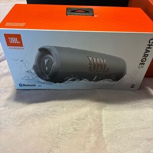 JBL charge 5 potable Bluetooth speaker w/Ip67 waterproof gray